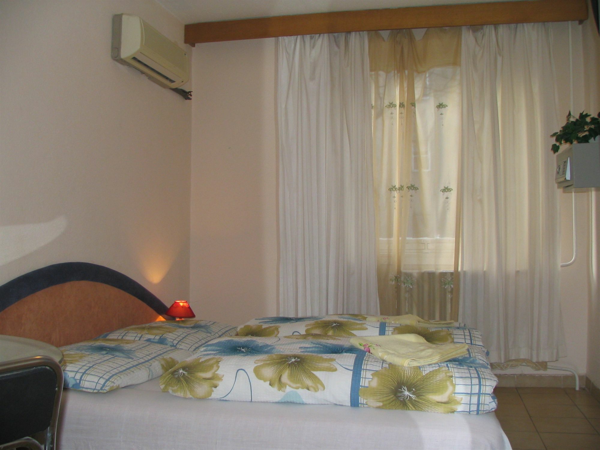 4 Hotel
